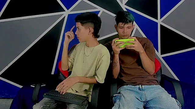 Snapshot of migueyalejo_teens chatting on 03-13-25, 04:16 migueyalejo teens online show from 03-13-25, 04:16