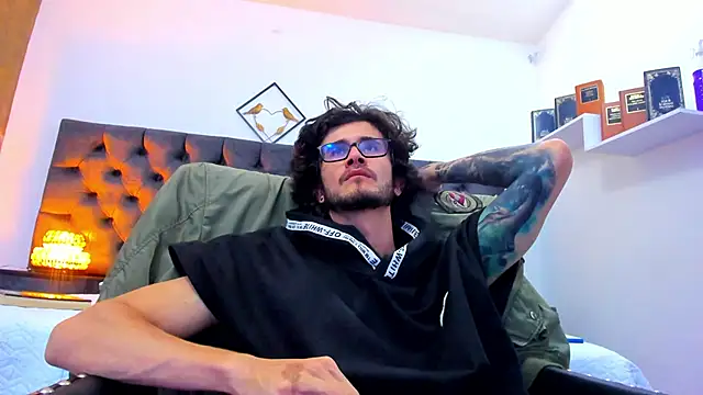 Loggan donnelly online show from 12-21-24, 01:47