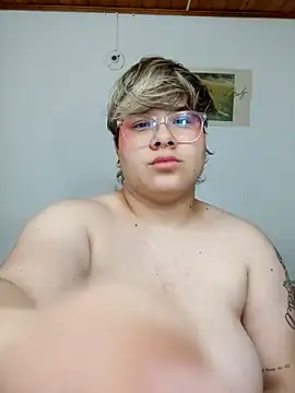 Snapshot of amalia_love chatting on 02-23-25, 02:04 amalia love online show from 02-23-25, 02:04