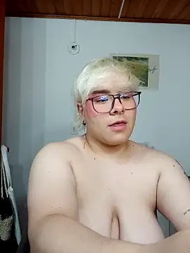 Snapshot of amalia_love chatting on 10-09-25, 05:16 amalia love online show from 10-09-25, 05:16