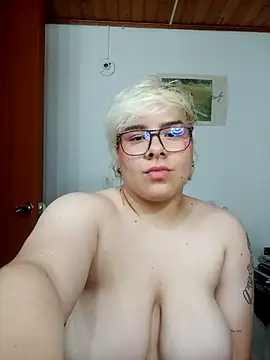 Snapshot of amalia_love chatting on 10-24-25, 06:43 amalia love online show from 10-24-25, 06:43