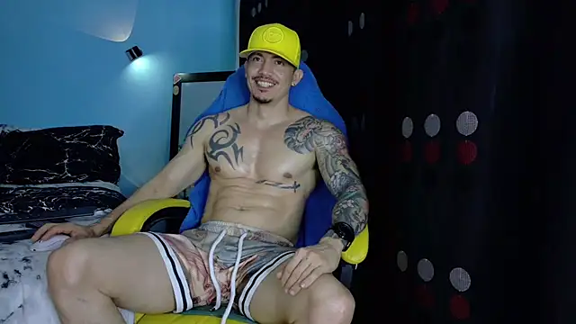 Snapshot of Alex_motta chatting on 05-15-26, 04:08 Alex motta online show from 05-15-26, 04:08