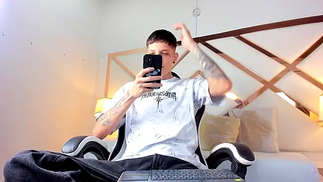 Snapshot of Adam_hard_ chatting on 09-26-25, 08:35 Adam hard  online show from 09-26-25, 08:35