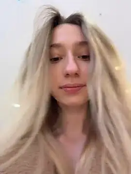 Lia  Love online show from 12-22-25, 01:19