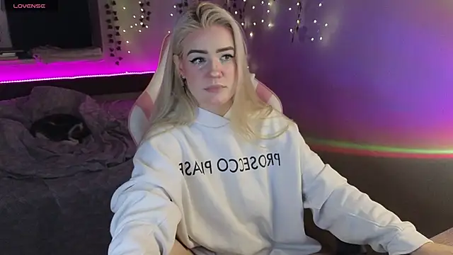 Snapshot of RedVelveten chatting on 10-09-25, 08:29 RedVelveten online show from 10-09-25, 08:29