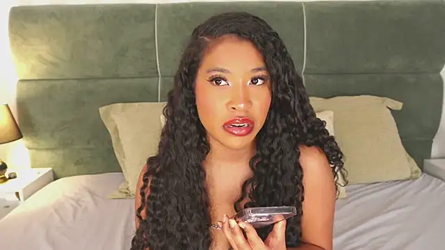 IzzyyBeelmonth online show from 03-06-25, 11:03