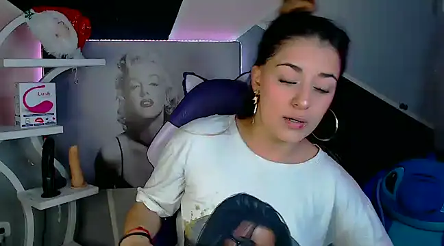 Snapshot of Samanta_james19 chatting on 12-14-24, 03:47 Samanta james19 online show from 12-14-24, 03:47