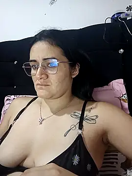 Snapshot of Hanna_Kinsley chatting on 11-04-25, 03:38 Hanna Kinsley online show from 11-04-25, 03:38