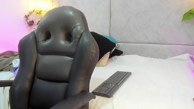 naomiii   online show from 03-16-26, 11:36