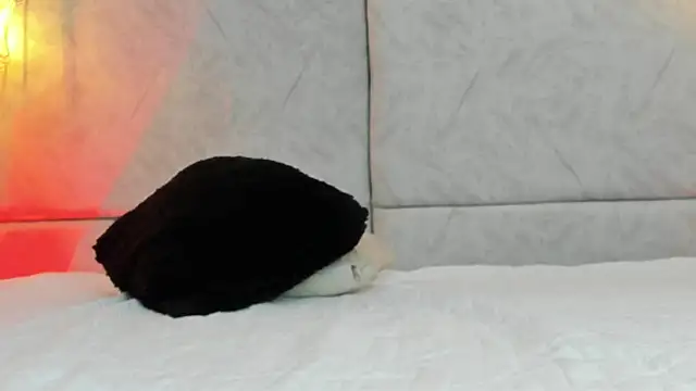 naomiii   online show from 04-01-26, 11:33