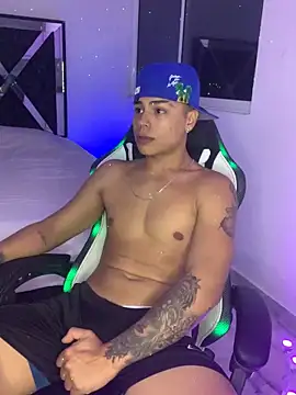 Snapshot of SantiagoReyesFtt chatting on 12-06-24, 05:09 SantiagoReyesFtt online show from 12-06-24, 05:09