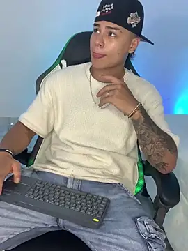 Snapshot of SantiagoReyesFtt chatting on 03-11-25, 08:20 SantiagoReyesFtt online show from 03-11-25, 08:20