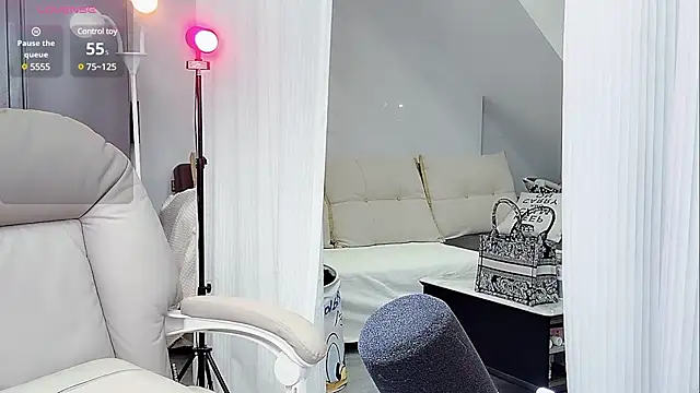 Snapshot of yoyo520- chatting on 03-08-25, 08:14 yoyo520- online show from 03-08-25, 08:14