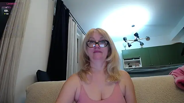 Snapshot of Blond_Woman chatting on 01-17-25, 08:33 Blond Woman online show from 01-17-25, 08:33