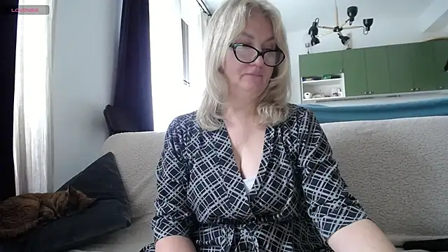 Snapshot of Blond_Woman chatting on 01-27-25, 11:32 Blond Woman online show from 01-27-25, 11:32
