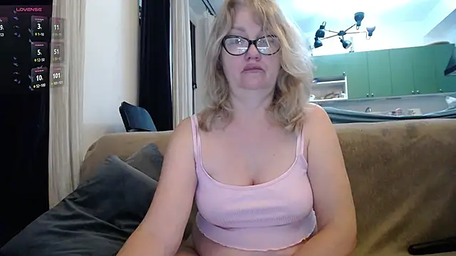 Snapshot of Blond_Woman chatting on 02-06-25, 10:00 Blond Woman online show from 02-06-25, 10:00