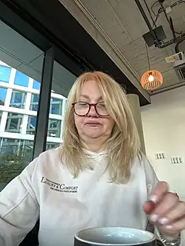 Snapshot of Blond_Woman chatting on 03-18-25, 01:42 Blond Woman online show from 03-18-25, 01:42