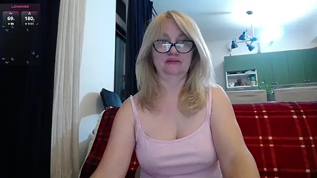Snapshot of Blond_Woman chatting on 03-20-25, 09:13 Blond Woman online show from 03-20-25, 09:13