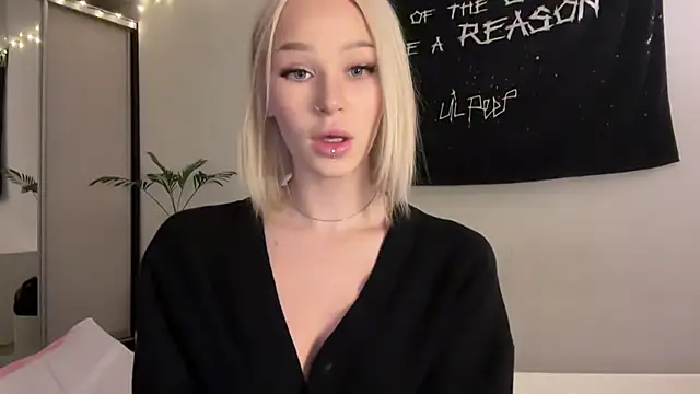 Snapshot of ur_molly chatting on 04-27-26, 01:42 ur molly online show from 04-27-26, 01:42