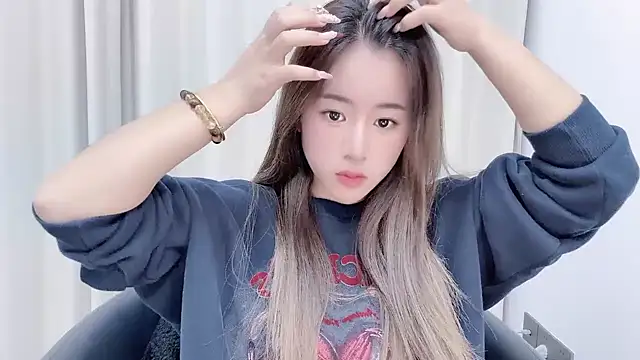 chloe-01 online show from 01-16-25, 12:42