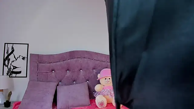 Snapshot of LunaSmitt chatting on 09-28-25, 01:11 LunaSmitt online show from 09-28-25, 01:11