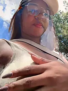 Snapshot of tiana_nave chatting on 10-12-25, 04:17 tiana nave online show from 10-12-25, 04:17