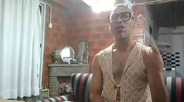 Snapshot of Boy-Bug chatting on 12-25-24, 06:31 Boy-Bug online show from 12-25-24, 06:31