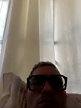 Snapshot of Boy-Bug chatting on 01-04-25, 06:09 Boy-Bug online show from 01-04-25, 06:09