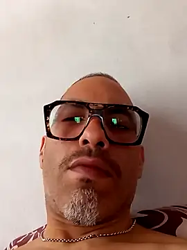 Snapshot of Boy-Bug chatting on 10-09-25, 12:03 Boy-Bug online show from 10-09-25, 12:03