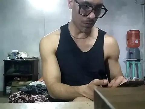 Snapshot of Boy-Bug chatting on 10-11-25, 03:28 Boy-Bug online show from 10-11-25, 03:28