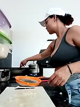 Snapshot of luna_hell chatting on 03-07-25, 03:39 luna hell online show from 03-07-25, 03:39