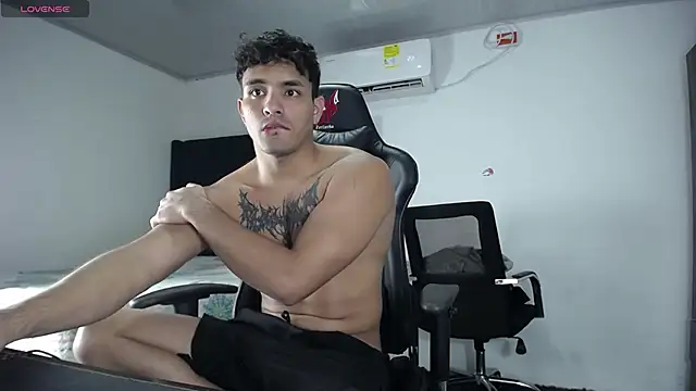 Snapshot of man_dur07 chatting on 12-28-24, 10:44 man dur07 online show from 12-28-24, 10:44