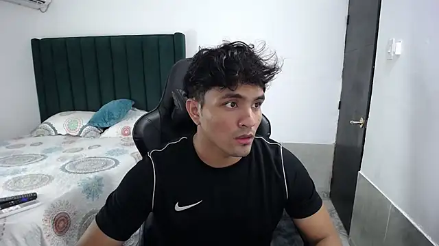 Snapshot of man_dur07 chatting on 09-27-25, 10:37 man dur07 online show from 09-27-25, 10:37