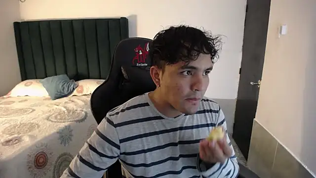 Snapshot of man_dur07 chatting on 11-21-25, 09:35 man dur07 online show from 11-21-25, 09:35