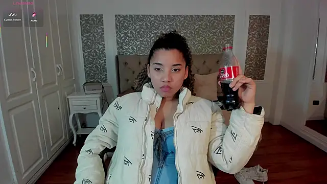 Snapshot of Mayaa_ross chatting on 09-15-25, 01:38 Mayaa ross online show from 09-15-25, 01:38