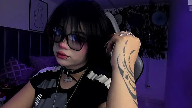 Snapshot of Kitty_Gang chatting on 06-17-26, 01:30 Kitty Gang online show from 06-17-26, 01:30