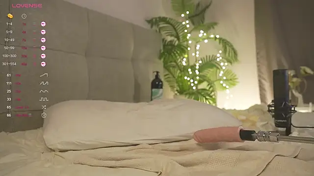 Snapshot of AlmaRobinson chatting on 02-04-25, 07:00 AlmaRobinson online show from 02-04-25, 07:00