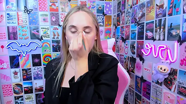 MiaMilas online show from 12-22-25, 01:52