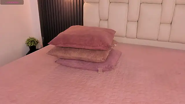 Snapshot of kristakinnky chatting on 06-08-26, 12:27 kristakinnky online show from 06-08-26, 12:27