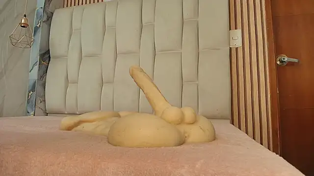 Snapshot of Emily_Trujillo chatting on 12-19-25, 05:31 Emily Trujillo online show from 12-19-25, 05:31