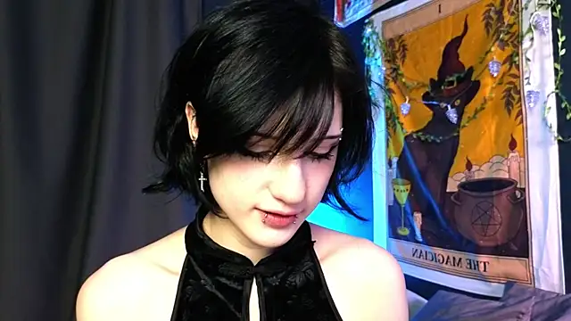 Snapshot of dark_vamp_ chatting on 12-19-24, 10:21 dark vamp online show from 12-19-24, 10:21