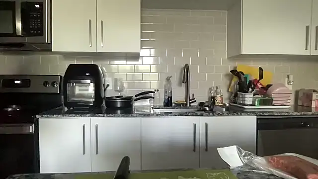 Snapshot of AveryJ99 chatting on 03-22-25, 09:31 AveryJ99 online show from 03-22-25, 09:31