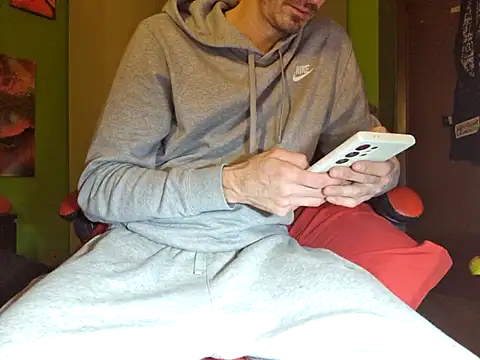 Snapshot of MASTERBULLY chatting on 11-18-25, 04:55 MASTERBULLY online show from 11-18-25, 04:55