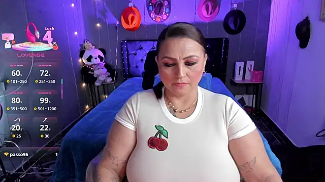 Ivonnee   online show from 12-14-25, 02:39