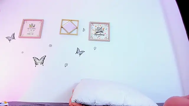 Snapshot of EmmaRogers chatting on 11-13-25, 02:27 EmmaRogers online show from 11-13-25, 02:27