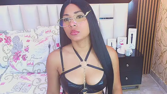 Snapshot of SofiaLaurents chatting on 10-24-25, 12:01 SofiaLaurents online show from 10-24-25, 12:01