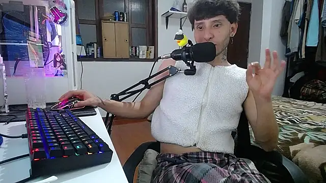 Snapshot of esjrobles chatting on 01-13-25, 05:33 esjrobles online show from 01-13-25, 05:33