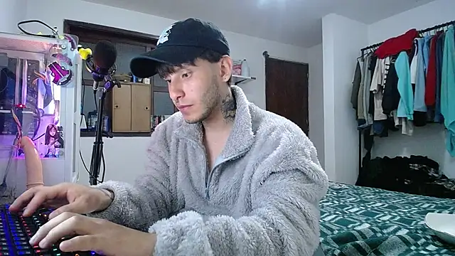 Snapshot of esjrobles chatting on 01-21-25, 05:38 esjrobles online show from 01-21-25, 05:38