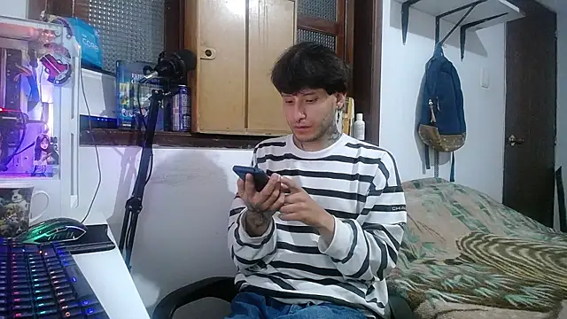 Snapshot of esjrobles chatting on 02-13-25, 03:29 esjrobles online show from 02-13-25, 03:29