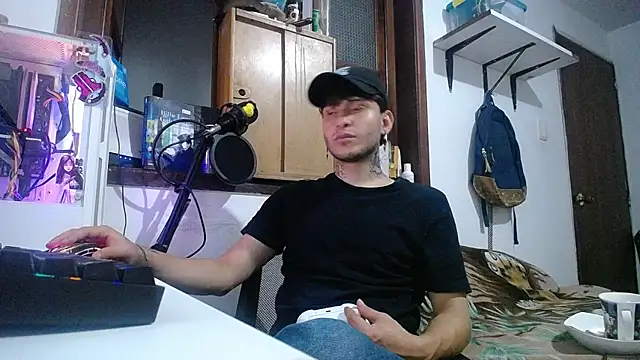 Snapshot of esjrobles chatting on 02-14-25, 04:04 esjrobles online show from 02-14-25, 04:04